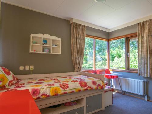 sypialnia dla dzieci z łóżkiem i oknem w obiekcie Villa Maashorst w mieście Uden