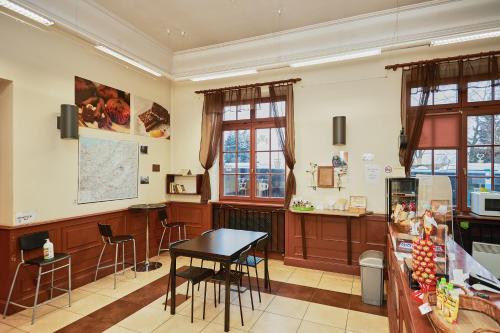 cocina con mesa y sillas en una habitación en Quadrans Hostel and Caffee na dworcu kolejowym Modlin 7 min jazdy lotniskowym autobusem wahadłowym en Nowy Dwór Mazowiecki