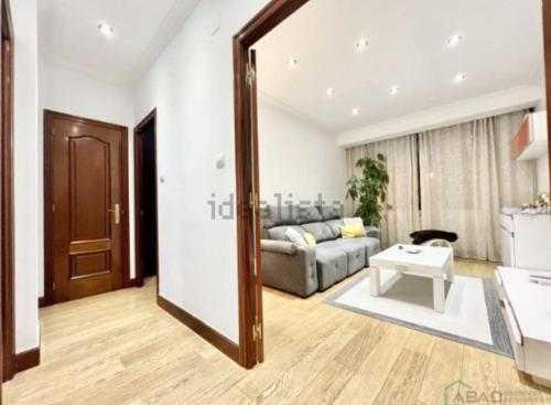sala de estar con sofá y espejo en Santuchu Apartamento Elegante con wifi, en Bilbao