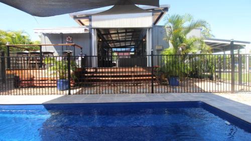 Kolam renang di atau dekat dengan Breezeway On Horseshoe