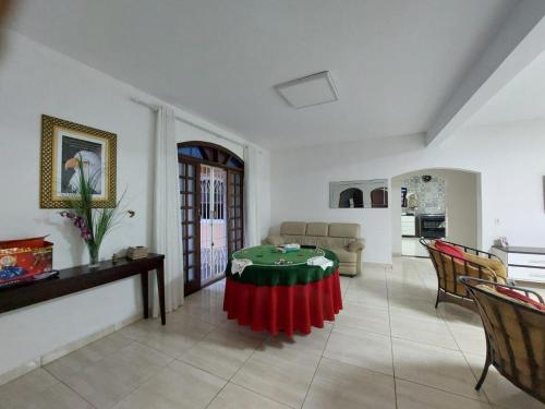 uma sala de estar com uma mesa no meio de uma sala em Sitio Recanto da Alegria - MAIRINQUE em Mairinque