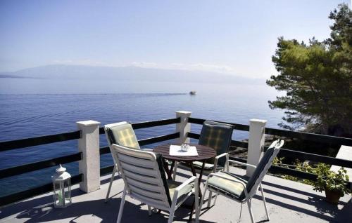 stół i krzesła na balkonie z widokiem na wodę w obiekcie Secluded fisherman's cottage Cove Zecja, Hvar - 13858 w mieście Jelsa