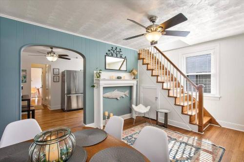 ein Wohnzimmer mit einer Treppe, einem Tisch und Stühlen in der Unterkunft Private House Mins to Maymont Park, Trails & VCU! in Richmond