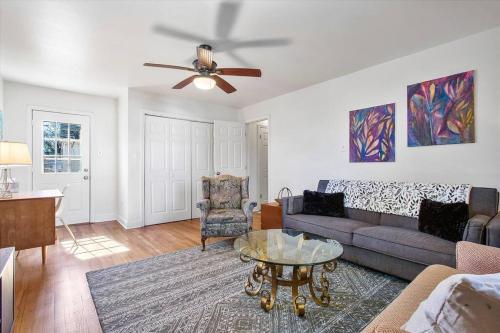 ein Wohnzimmer mit einem Sofa und einem Deckenventilator in der Unterkunft Private House Mins to Maymont Park, Trails & VCU! in Richmond