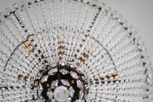 een close-up van een zilveren plafond met diamanten bij 40Winks in Durham