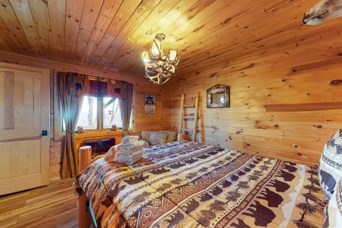 Кровать или кровати в номере Rocksway Cabin
