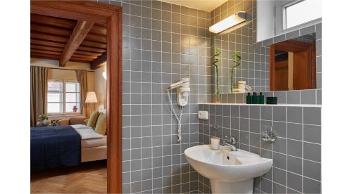 y baño con lavabo y espejo. en Mostecká 12 Residence en Praga
