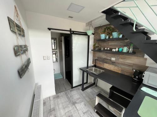 Habitación con escalera, mesa y lavabo. en Okeyloft Coyhaique 3, en Coyhaique