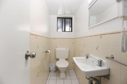 ein Badezimmer mit Toilette und Waschbecken in der Unterkunft Resort Style Holiday in Hawks Nest