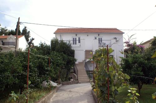 Apartments with parking space Supetar, Brac - 2856