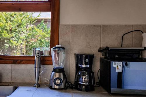 um balcão de cozinha com um liquidificador e comodidades para preparar café em Casa AICU em Villa La Angostura