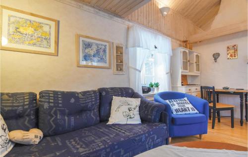 ÅsensbrukにあるNice Home In sensbruk With 2 Bedrooms And Wifiのリビングルーム(青いソファ付)、キッチン