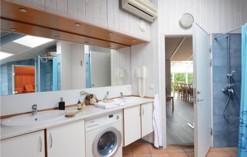 ein Badezimmer mit einem Waschbecken und einer Waschmaschine in der Unterkunft Strandblick 7 - Dorf 1 in Travemünde