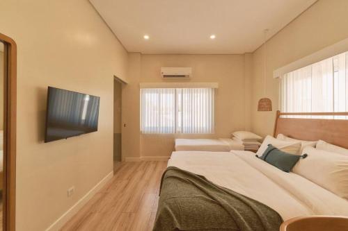 Säng eller sängar i ett rum på Alesea Baroro, La Union, Private Modern Villa with Pool, Jacuzzi, Beachfront View