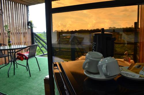 蒙特內格羅的住宿－GLAMPING CAFETOS，客房享有带桌子的阳台的景致。