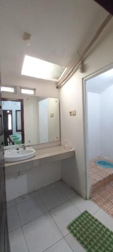 a bathroom with a sink and a mirror at Bubuhan Kita Guest House Syariah in Pangkalan Bun