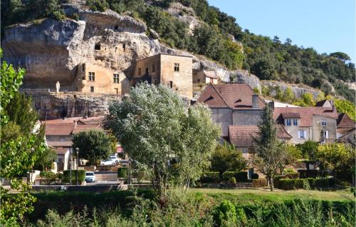 un village sur le flanc d'une montagne dans l'établissement Le Logis, à Sarlat-la-Canéda