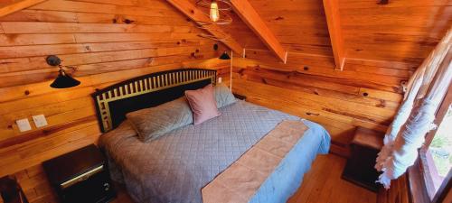 an overhead view of a bedroom in a log cabin at Villas de los Pinos 3 in Mazamitla