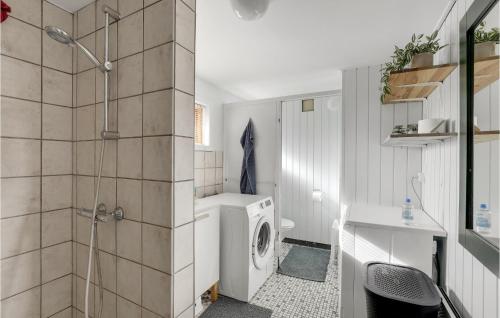 y baño con lavadora y ducha. en Lovely Home In Aakirkeby With Kitchen en Vester Sømarken