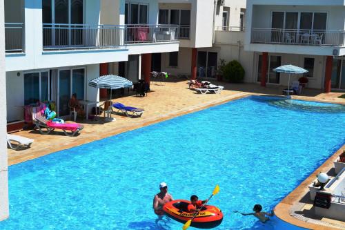 A piscina localizada em Antalya belek green park golf apart ground floor 2 bedrooms close the beach park ou nos arredores