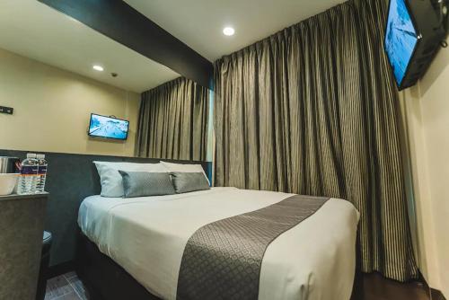 Giường trong phòng chung tại Value Hotel Nice