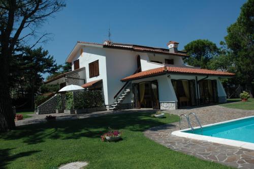 uma casa com uma piscina em frente em Villa Rilke Duino em Duino