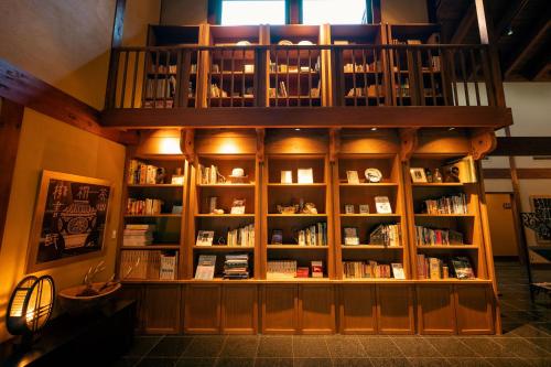 una estantería llena de libros en una biblioteca en Arimasansoh Goshobessho en Kobe