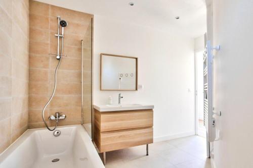 y baño con bañera y lavamanos. en Appartement Quartier Le Marais 1 en París