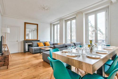 un salon avec une grande table et des chaises dans l'établissement Appartement Quartier Le Marais 2 Free Netflix, à Paris