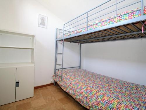 une chambre avec un lit superposé et une échelle dans l'établissement Saint Cyprien - T3 lumineux avec plage, piscine collective et parking privé - FR-1-309-356, à Saint-Cyprien