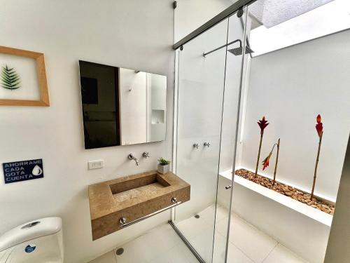 y baño con ducha acristalada y lavamanos. en Casa en Anapoima Estilo Mediterráneo, en Anapoima
