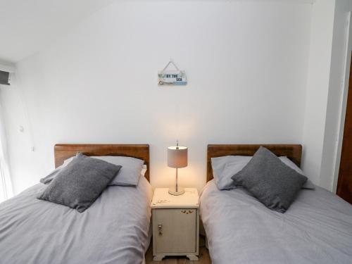 two beds sitting next to each other in a bedroom at Melbourne House in Aberaeron