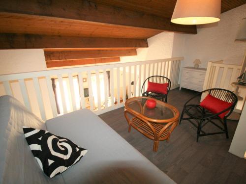 un salon avec un canapé, des chaises et une table dans l'établissement Jolie Maison Face à la Plage - 3 Chambres à La Tranche-sur-Mer - FR-1-22-183, à La Tranche-sur-Mer