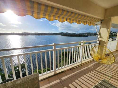 einen Balkon mit Blick auf das Wasser in der Unterkunft Magnifique appartement, vue mer in Noumea