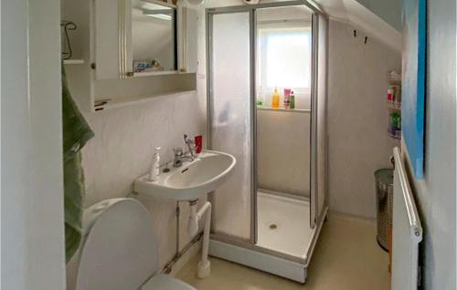 La salle de bains est pourvue d'une douche, de toilettes et d'un lavabo. dans l'établissement Gorgeous Home In Strmsund With Kitchen, à Nedre Lillviken