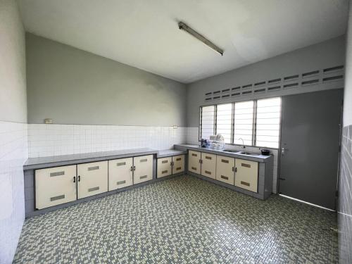 バトゥパハにあるBatu Pahat Airbnb Homestay Empire 15の白いキャビネット、洗面台、窓付きのバスルーム
