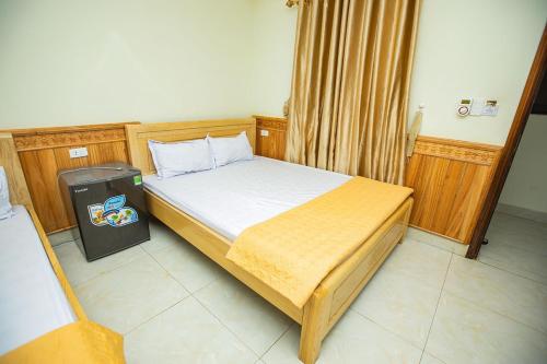 1 dormitorio con cama y cubo de basura en Công Anh Hotel en Sầm Sơn