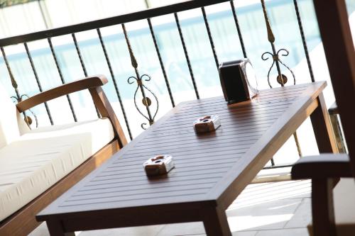 una mesa de madera en la parte superior de un balcón en Apollon Hotel, en Patara