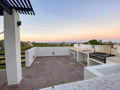 cocina blanca con vistas al océano en Casa BV: Beautiful new house short walk from beach en Buenavista