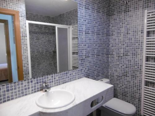 Koupelna v ubytování VINYA FARELLA 4 - Apartamento luminoso con vistas la mar y parking. - ES-228-19
