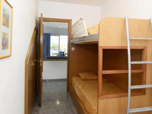 ein kleines Zimmer mit einem Etagenbett und einer Leiter in der Unterkunft Apartamento Llançà, 2 dormitorios, 6 personas - ES-228-19 in Llança