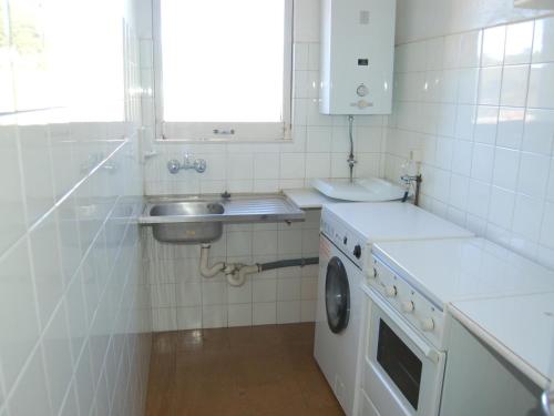 Kuchyň nebo kuchyňský kout v ubytování POMPEU FABRA - Apartamento luminoso a 300 m. de la playa de Grifeu. - ES-228-26