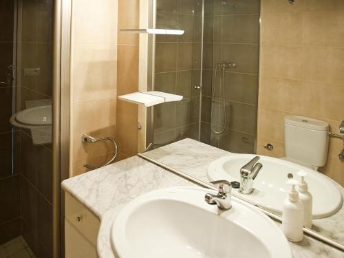 La salle de bains est pourvue d'un lavabo et d'une douche avec un miroir. dans l'établissement Apartamento Llançà, 2 dormitorios, 6 personas - ES-228-36, à Llançà