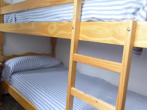 un letto a castello con 2 letti a castello in una camera di Apartamento Llançà, 1 dormitorio, 4 personas - ES-228-34 a Llança