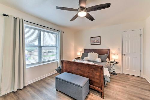 um quarto com uma cama e uma ventoinha de tecto em Waco Vacation Rental - Walk to Baylor! em Waco