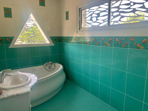 ein Bad mit einem WC, einem Waschbecken und einem Fenster in der Unterkunft Villa OCEANSIDE Lège CAP-FERRET in Lège-Cap-Ferret