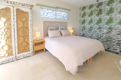 ein Schlafzimmer mit einem großen weißen Bett und einem Fenster in der Unterkunft Villa OCEANSIDE Lège CAP-FERRET in Lège-Cap-Ferret