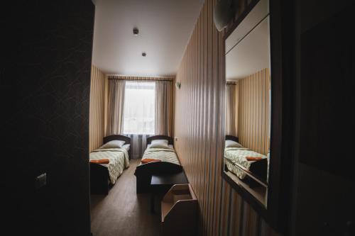 Un pat sau paturi într-o cameră la Hotel Nomer-OK