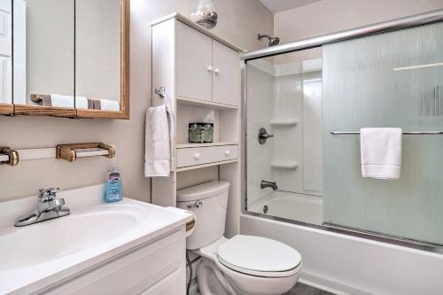 Koupelna v ubytování Cozy Oak Island House Less Than 1 Mi to Beaches!