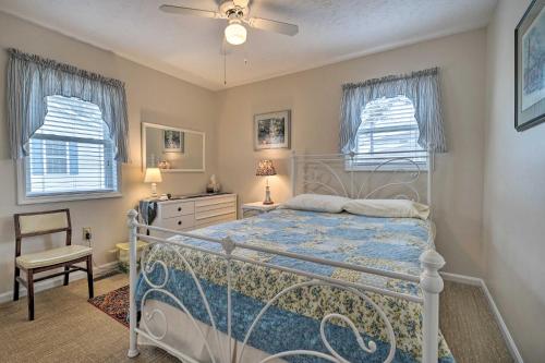 Postel nebo postele na pokoji v ubytování Cozy Oak Island House Less Than 1 Mi to Beaches!